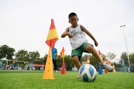 Uzi完成入选名人堂仪式，一身中山装太帅了